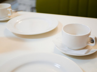 Fototapeta na wymiar white dishes on a cafe table.