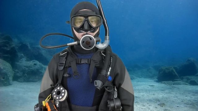 
Divemaster shows signal -hover
