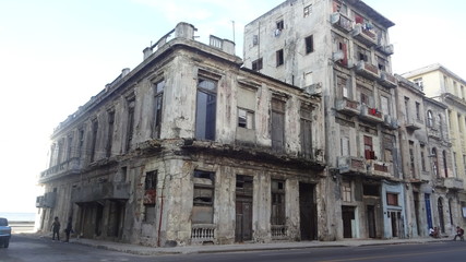 Fototapeta na wymiar Havana is an original city with old mobiles and old houses