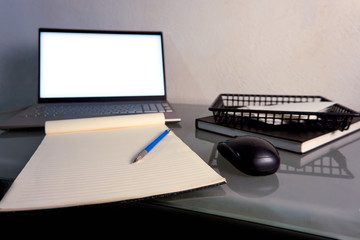 Escritorio clases en linea, computadora, libreta y mouse
