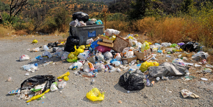 &Uuml;berf&uuml;llte M&uuml;lleimer (Peloponnes, Griechenland) - Overfilled rubbish bins  ( Peloponnese, Greece)