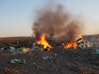 Obraz premium burning garbage close up. burning garbage. concern for the environment. environmental pollution.