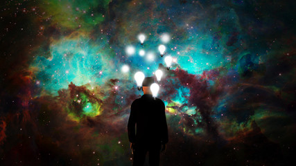 Fototapeta premium Wielkie pomysły. Mężczyzna w czarnym garniturze przed jaskrawą mgławicą