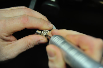Fixing a gem into a jewelry ring during the manufacturing process