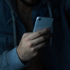 joven utilizando su celular 