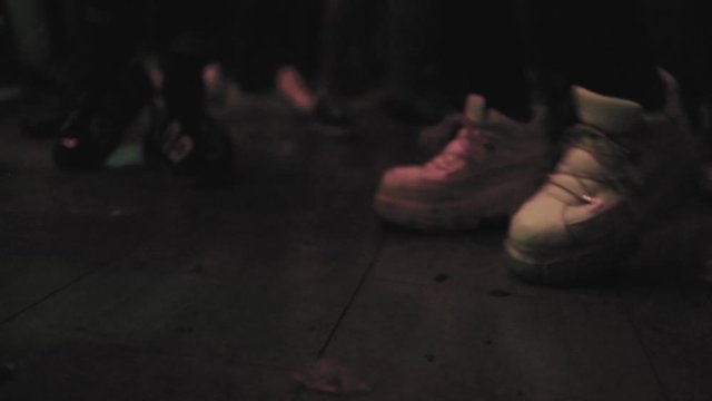 Pies de chica bailando