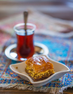 Turecka baklava i herbata w tureckiej szklaneczce