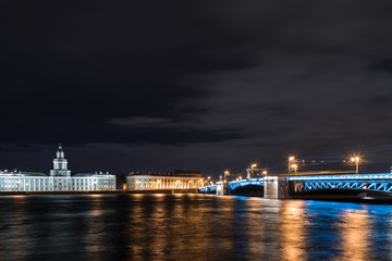 Fototapeta na wymiar night view of the Palace bridge in Saint Petersburg