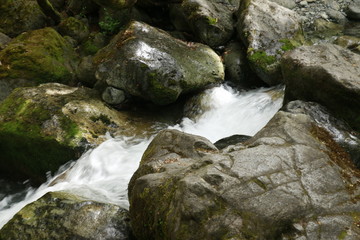 Paisaje de agua entre rocas