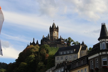Fototapeta premium Castillo medieval en una montaña
