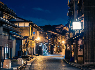 Fototapeta premium 京都 夜の二年坂