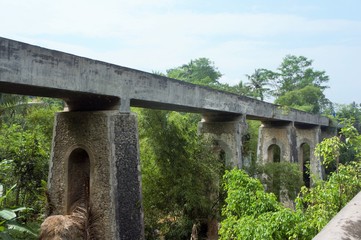 Fototapeta na wymiar old stone bridge in the countryside