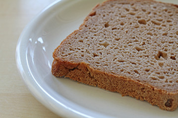 Fototapeta na wymiar Brot auf einem Teller