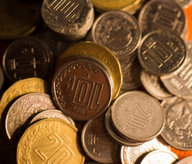monedas doradas y plateadas