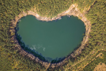 Piękne jezioro w kształcie serca - obrazy, fototapety, plakaty
