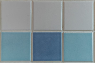 Parede de azulejos, fundo, textura, com seis peças nos núcleos branco, azul, capri azul, celeste, turquesa, água marinha. Design de interiores, arquitetura.