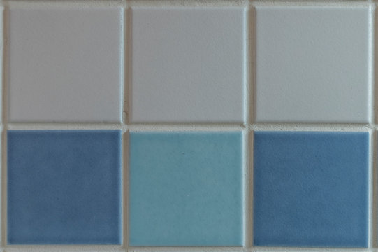 Parede de azulejos, fundo, textura, com seis pe&ccedil;as nos n&uacute;cleos branco, azul, capri azul, celeste, turquesa, &aacute;gua marinha. Design de interiores, arquitetura.
