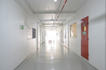 Pasillo de hospital vac&iacute;o antes del a contingencia del coronavirus