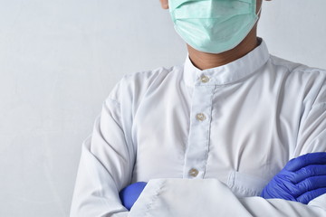Naklejka premium Doctor wearing protection face mask against coronavirus.