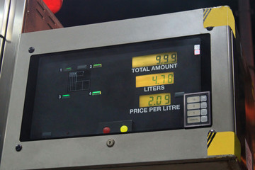 Gas pump screen during refuelling