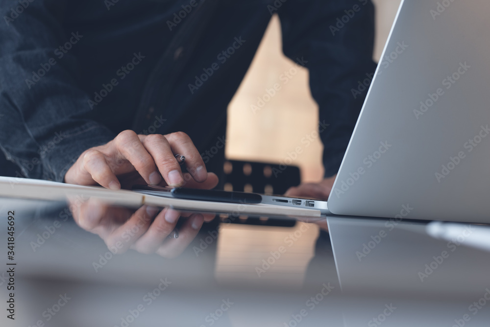 Aufkleber man using mobile smart phone working in modern office