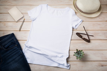 Women&rsquo;s T-shirt mockup with summer hat