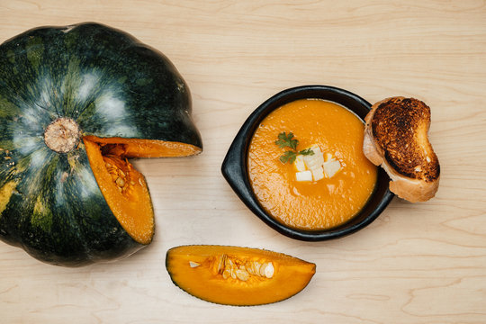 vegan pumpkin soup with bread