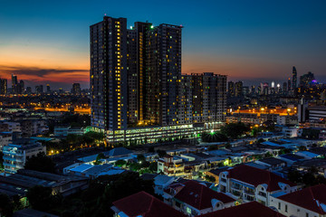 Naklejka premium Blurred abstract background of light lines from the capital's residences in condominiums, offices, street lights from shopping malls, nighttime beauty
