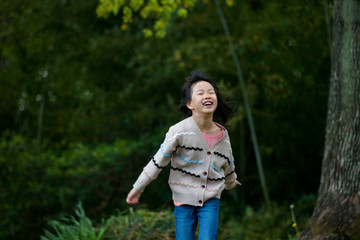 春の公園で遊んでいる子供
