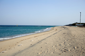 아무도 없는 조용한 바닷가 옆 모래사장
