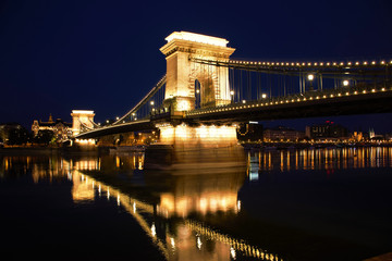 Naklejka premium chain bridge in Budapest at night