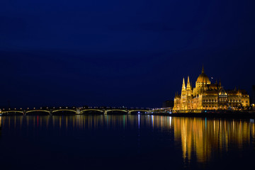 Obraz premium Parliament Palace and the bridge over the Danube in Budapest at night