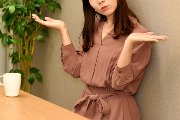 お手上げポーズをする女性