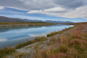 Obraz premium View of river and mountains, Canterbury, New Zealand