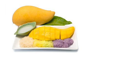 Obraz na płótnie Canvas Thai dessert sweet sticky rice with mango coconut milk on white background