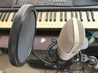 condenser microphone and piano keyboard 