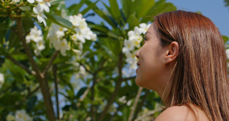 Naklejka premium Beautiful woman with Plumeria tree