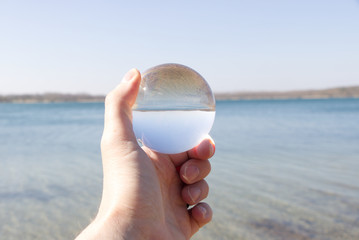 Lensball in der Hand