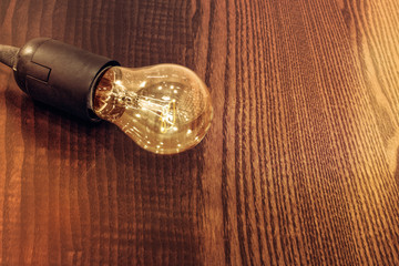 The incandescent lamp in the cartridge is on the table
