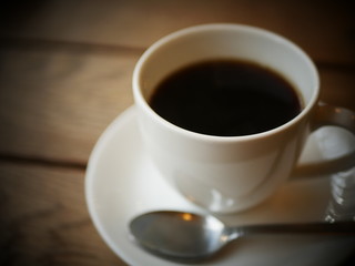 ホットコーヒー（白いコーヒーカップとソーサー）