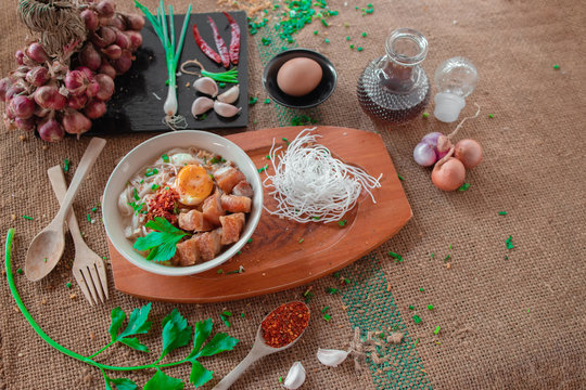 Boiled Kuay Jab, Vietnamese food that is popular in Asia Garnish the dish with crispy pork, boiled eggs and flavoring ingredients nearby.