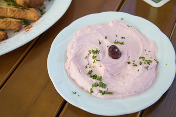 Griechischer Taramosalata Tarama Salat als Vorspeise im Restaurant auf Holz Tisch