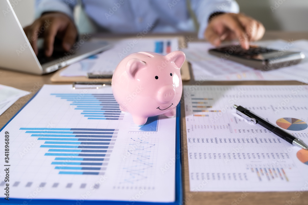 Aufkleber man usingcalculator with money stack financial report- business accounting concept accounting money 