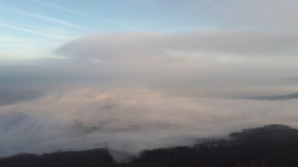 Frühmorgendlicher Nebel im Tal