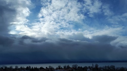Dichte Wolken über dem Bodensee