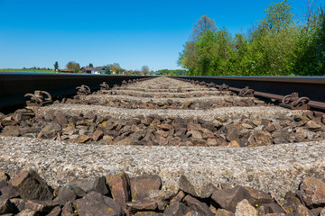 Eisenbahnschienen an einem sonnigen Tag im Frühling