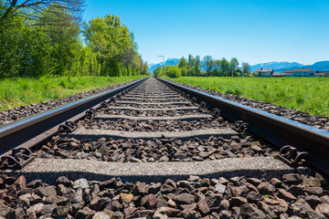 Fototapeta premium Eisenbahnschienen an einem sonnigen Tag im Frühling