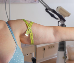 Frau mit Übergewicht in einem Behandlungszimmer bei einem Arzt