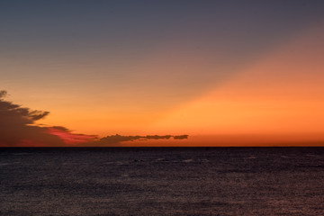 Obraz premium sun beams at dawn on the ocean