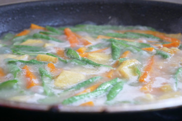 Long beans, potatoes, tofu, tofu skin and carrot are fried and cooked with coconut milk. Cook fast to maintain the freshness and nutrition of the vegetable.